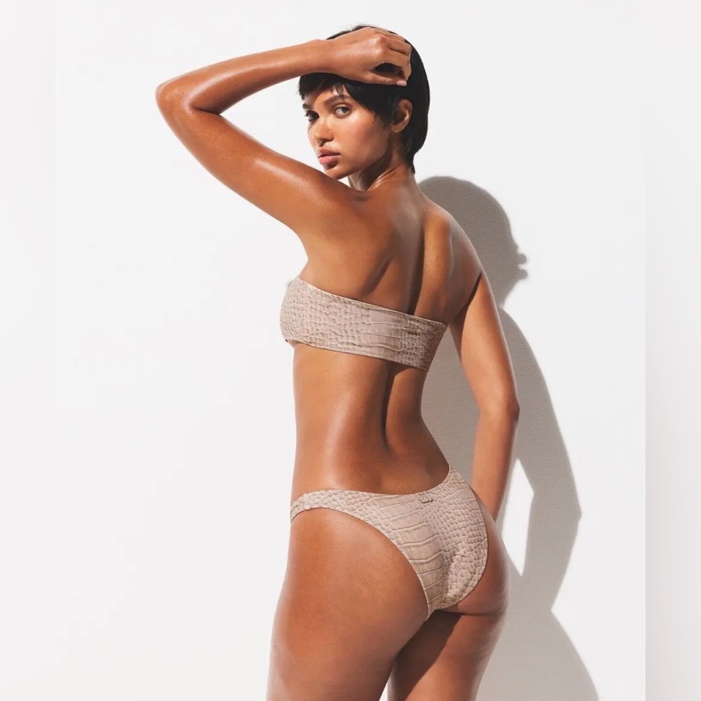 NWT SKIMS Signature Swim Micro Bandeau Top - Dune
Crocodile Print - Picture 4 of 4